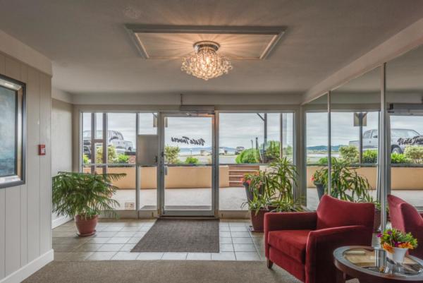 Foyer of Vista Towers - 1270 Beach Drive 
